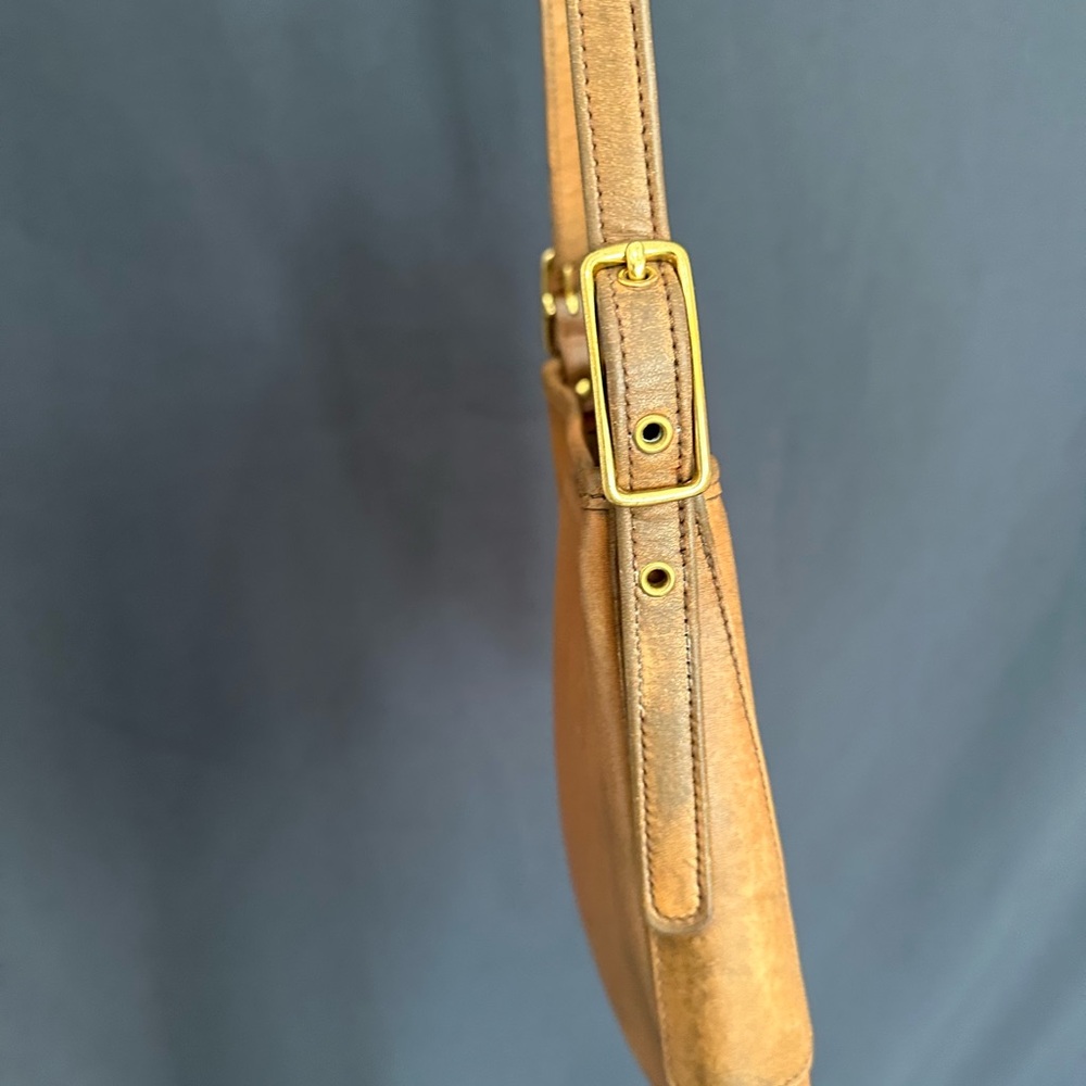 Vintage Coach Brown Leather Shoulder Bag with Gold Hardware - Picture 5 of 8